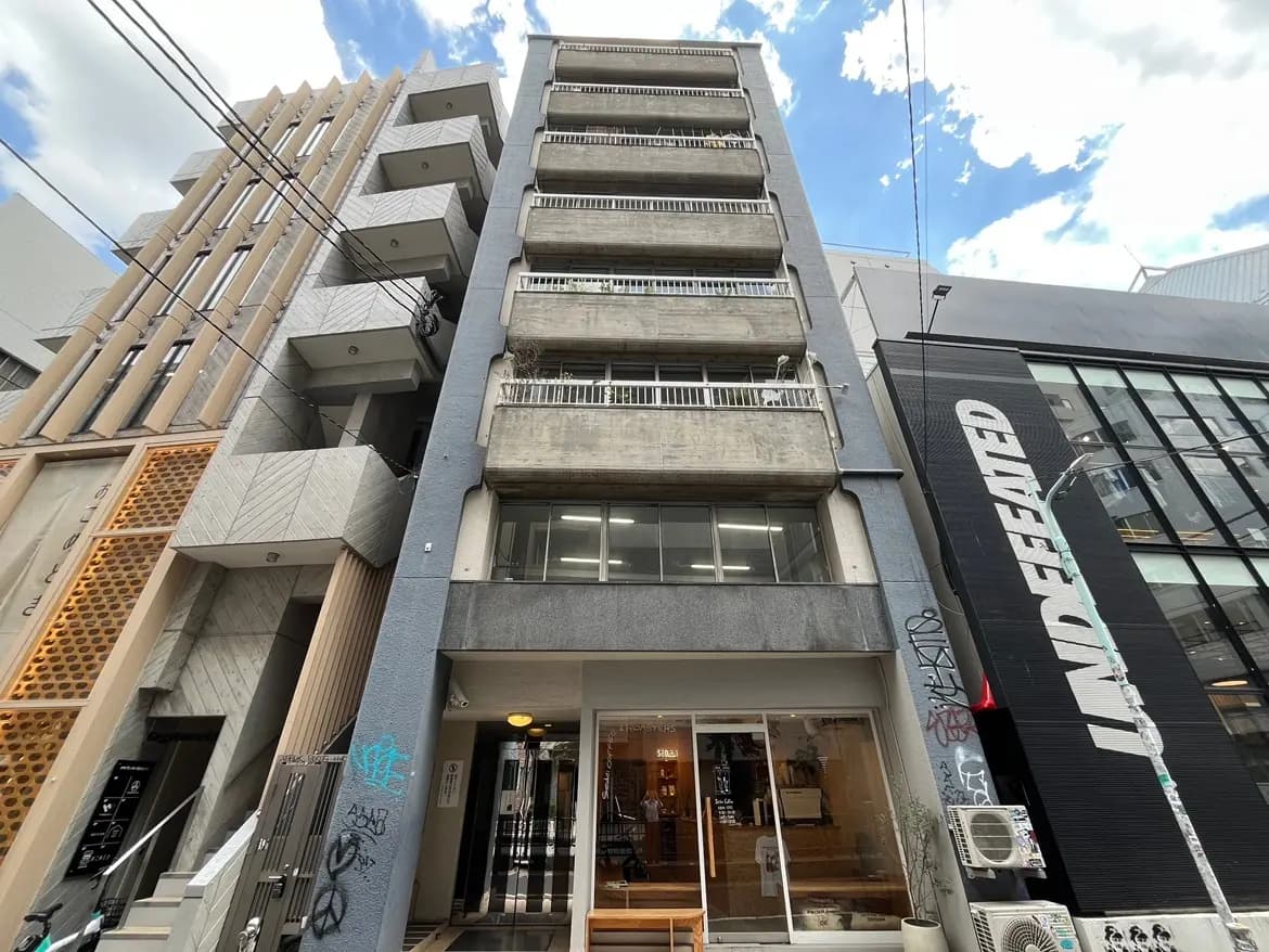 - モダンなデザインのビル、コンクリートとガラスの外観、隣接する建物との対比が印象的な街並み