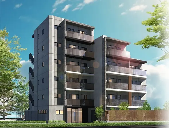 - 現代的なデザインのマンション外観、緑豊かな環境と青空の背景、バルコニー付きの四階建て建物