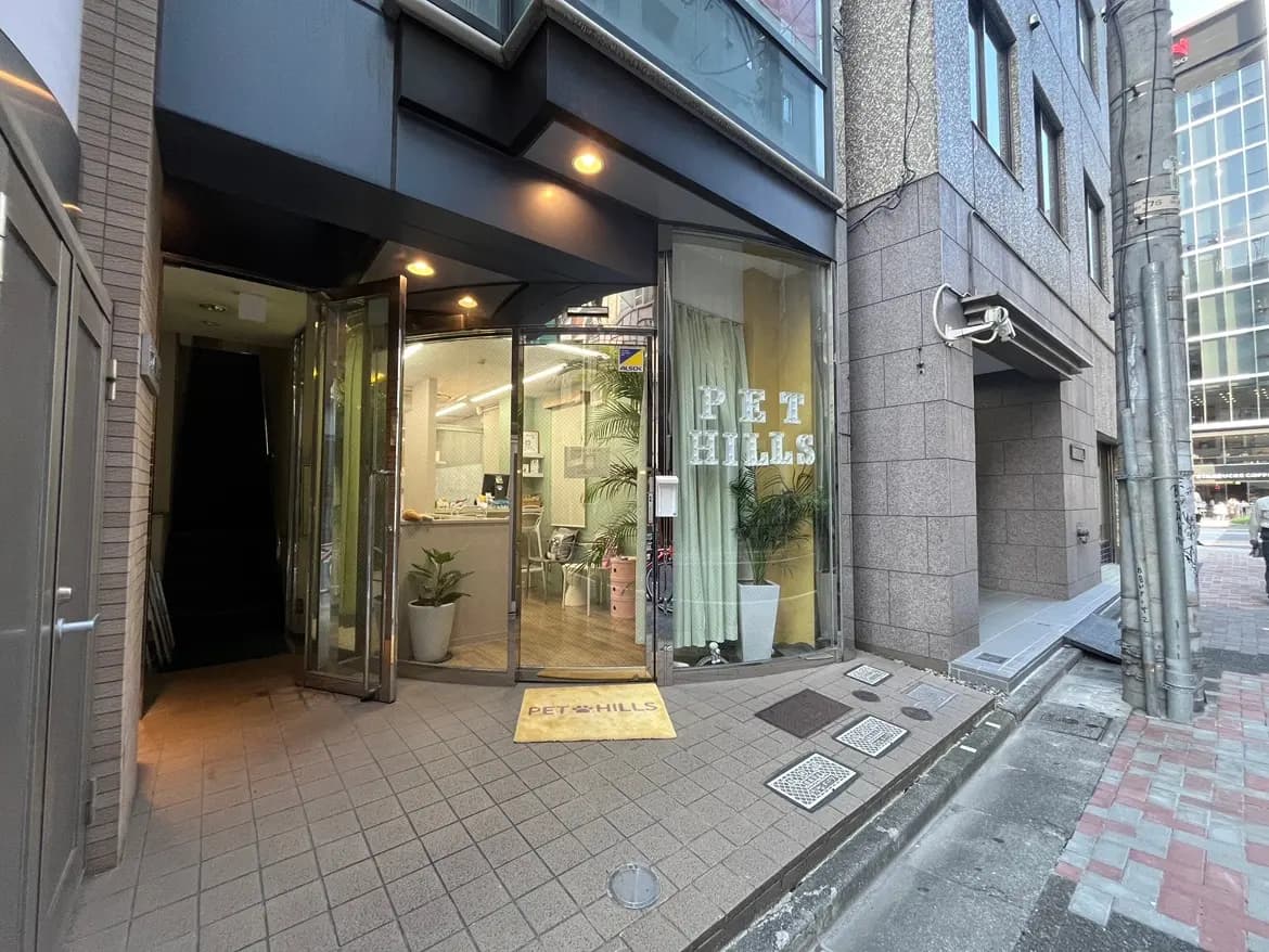 - ペット専用の店舗「PET HILLS」、ガラスの入口と観葉植物が置かれた明るい雰囲気のエントランス