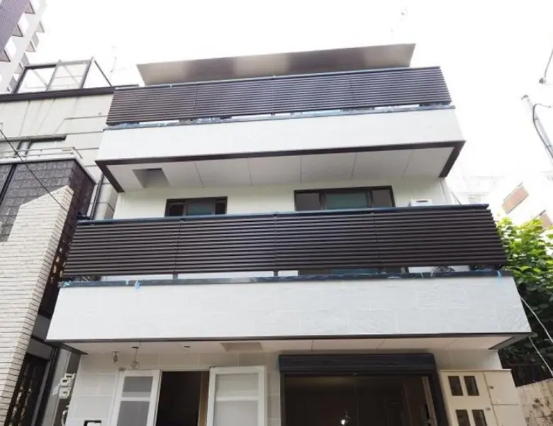 - 現代的な外観の3階建て住宅、バルコニーが特徴的で白と茶色を基調としたデザイン