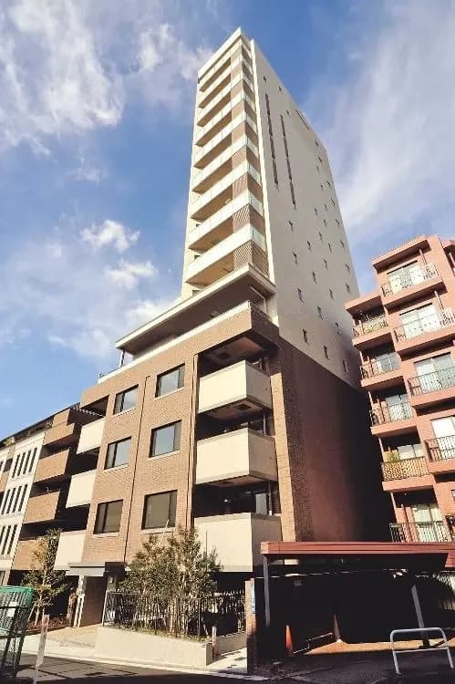 - 現代的なデザインの高層マンション、特徴的な外観とバルコニーを備えた都市型住居の一角