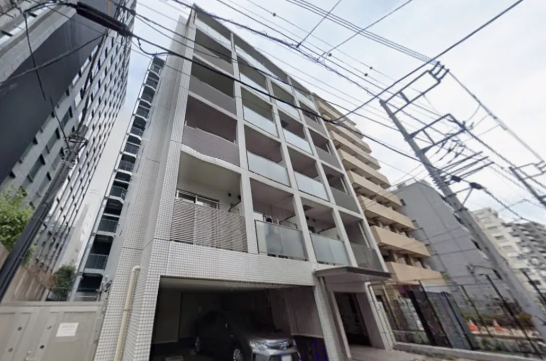- モダンなデザインのマンションの外観、ガラスバルコニーと洗練されたエントランスの特徴がある景観