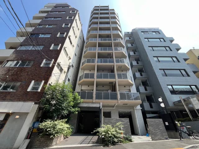 - モダンなデザインの建物群、異なる外壁材とバルコニーが特徴的なマンションの外観、青空が広がる晴れた日