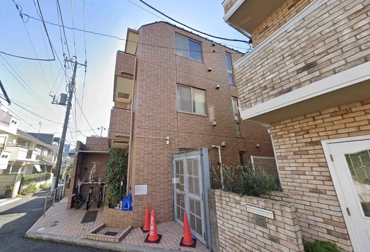 都市型のレンガ調アパート外観、駐輪場付きのエントランス