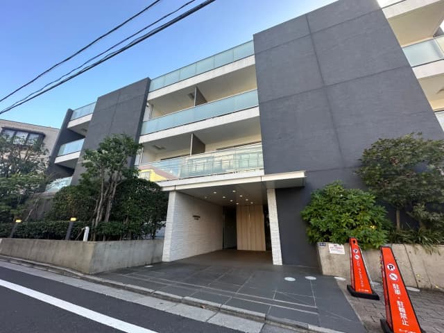 モダンなデザインのビルの外観、広々としたエントランス