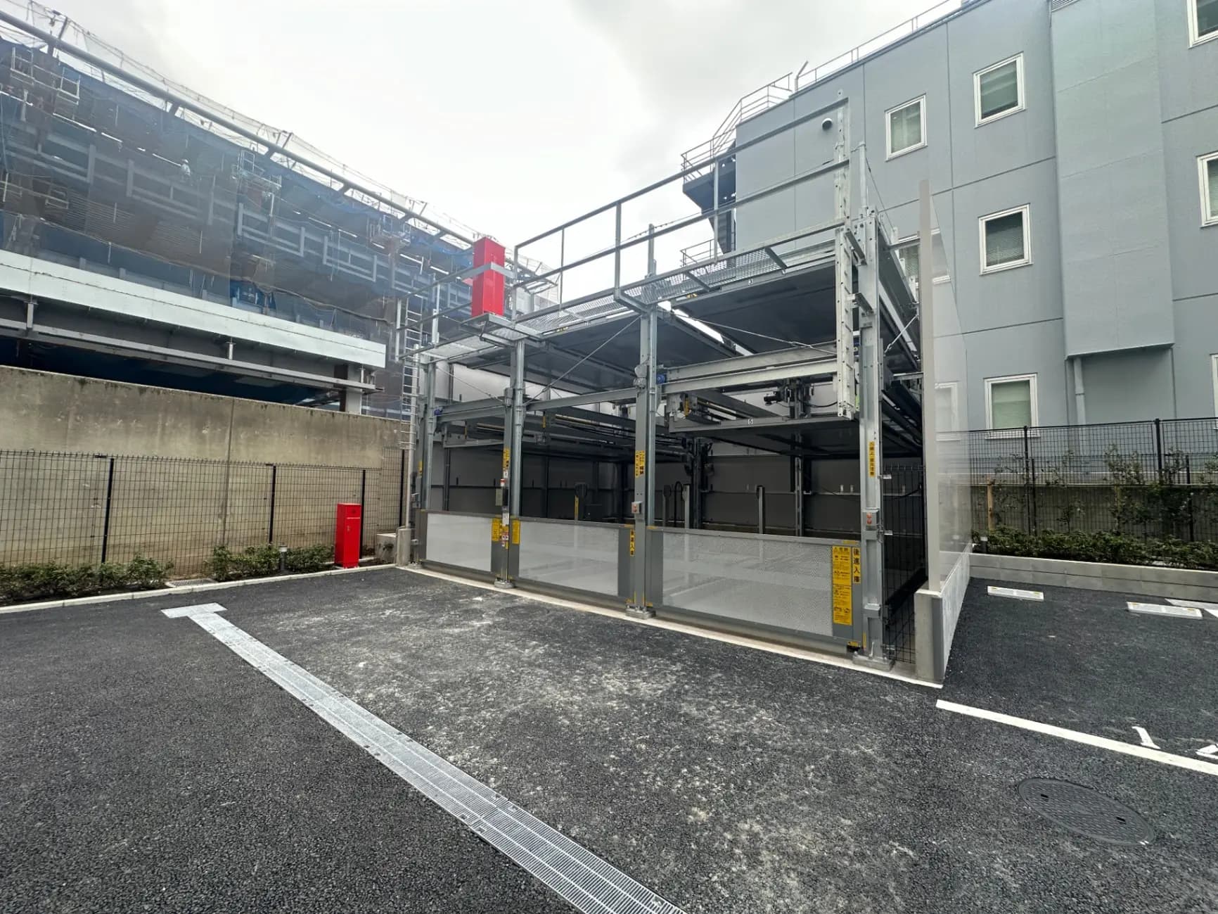 工事中の建設現場、安全な駐輪場エリア、近代的な建物の外観