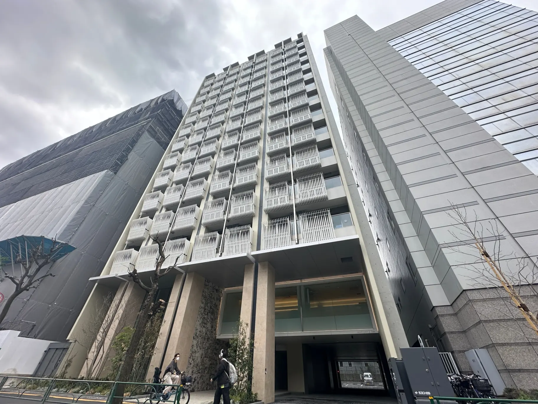 現代的なデザインの都市部の高層マンション外観、ガラスバルコニー付き正面ファサード