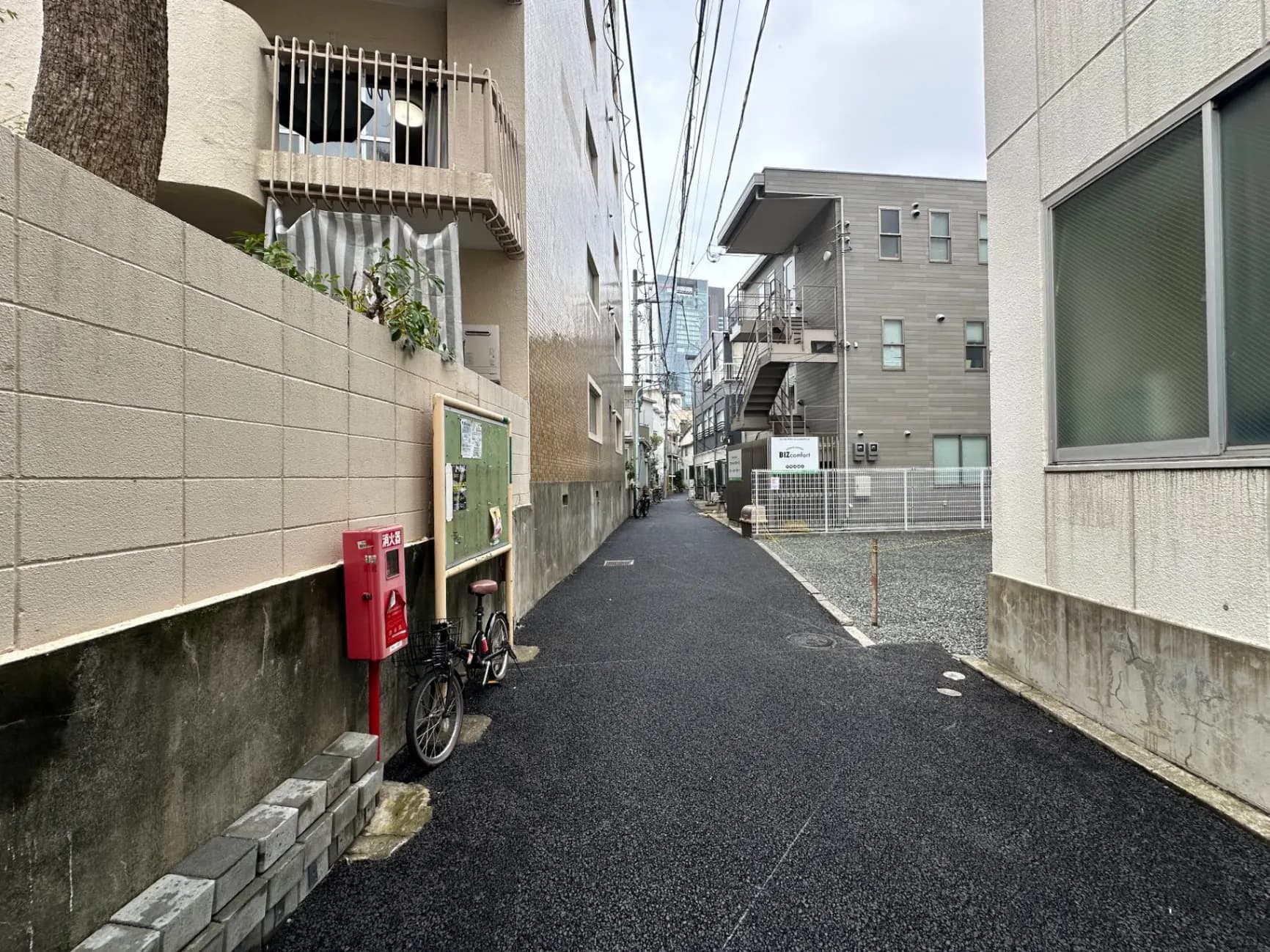 日本の住宅街の狭い道路、自転車が停められている風景