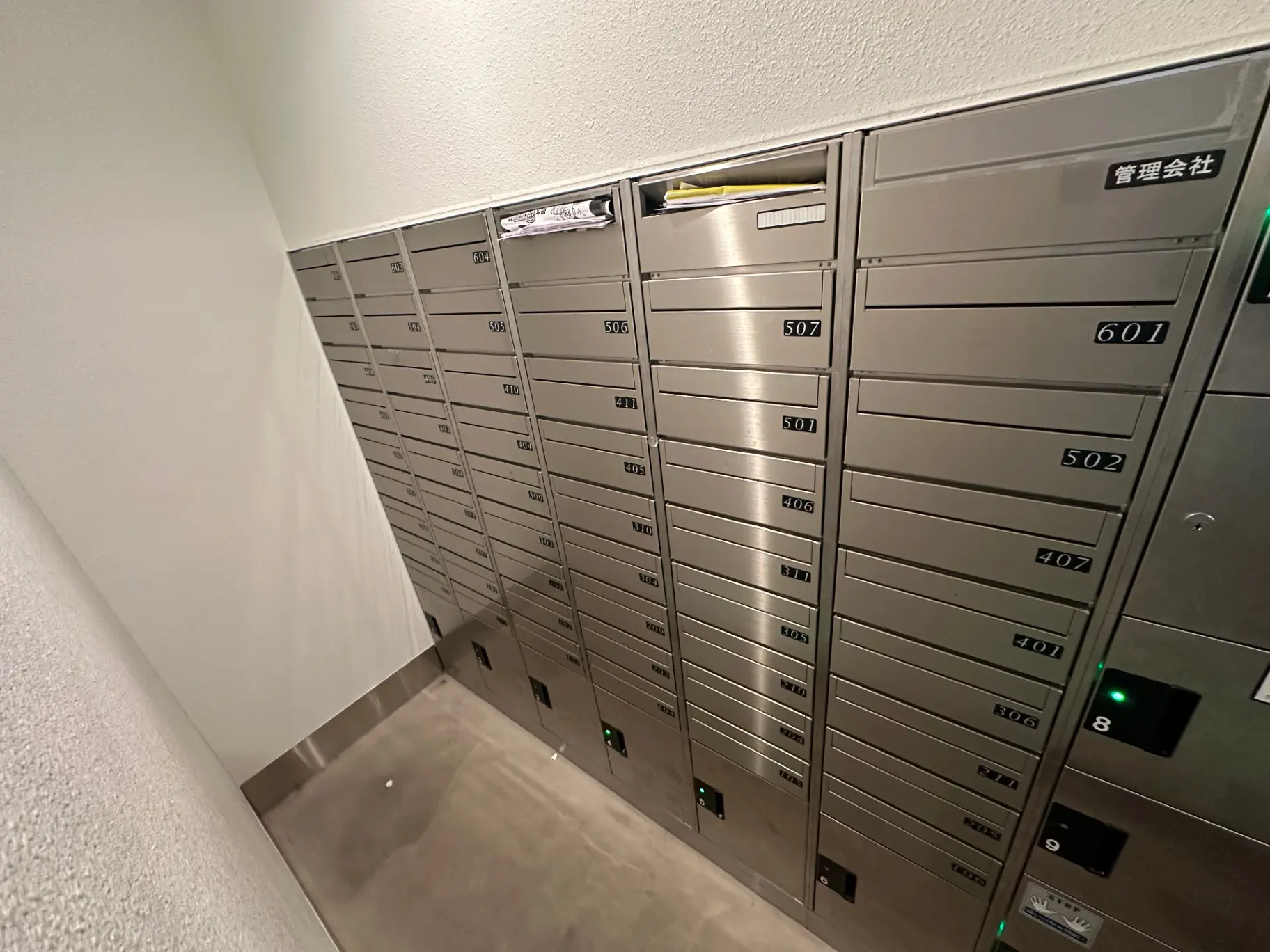 マンションの宅配ボックス、ステンレス製でセキュリティ対策がされた入り口の配達受取ロッカー