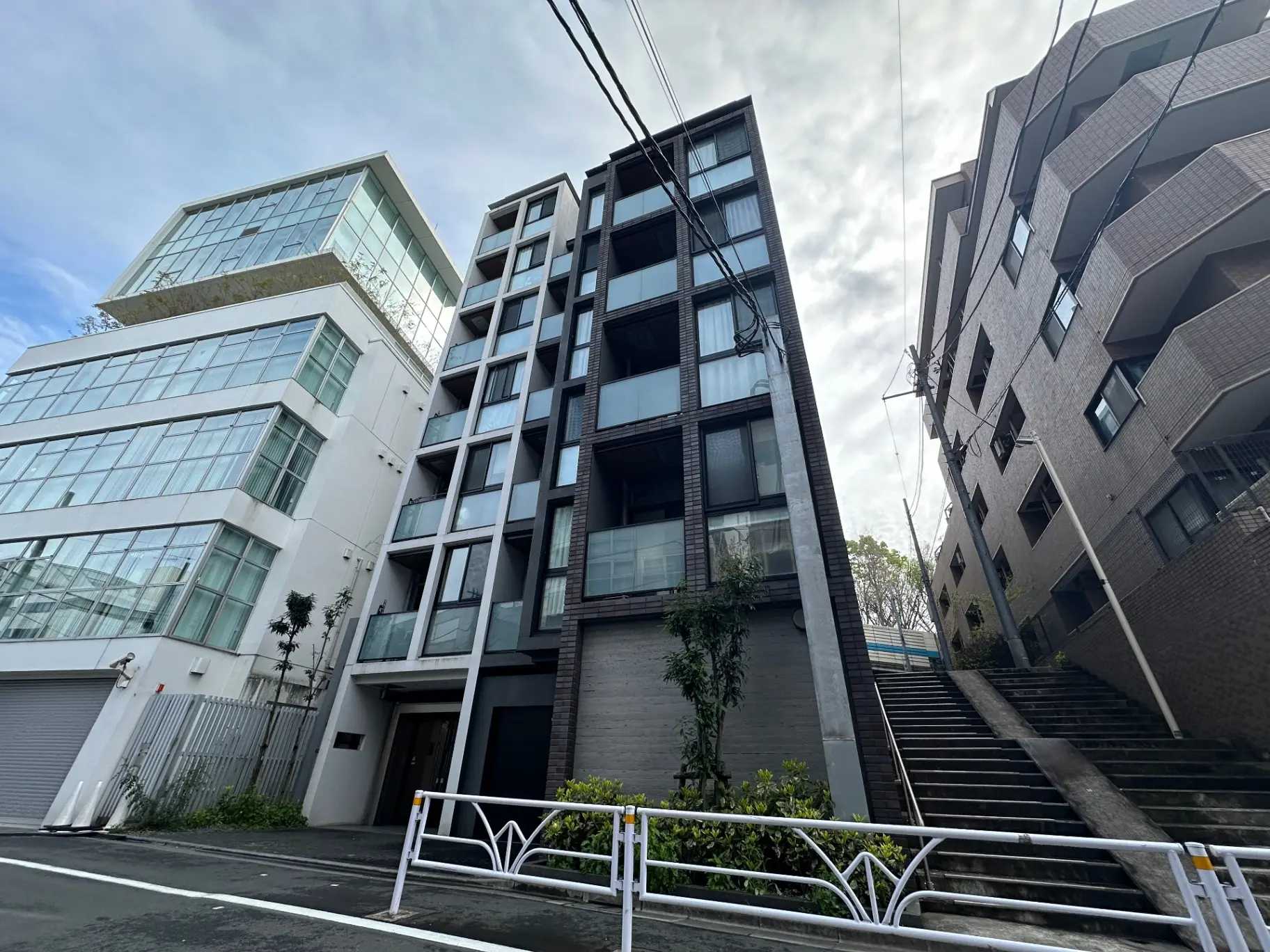 現代的なデザインのビルと階段、通り沿いに立つ建築物の外観