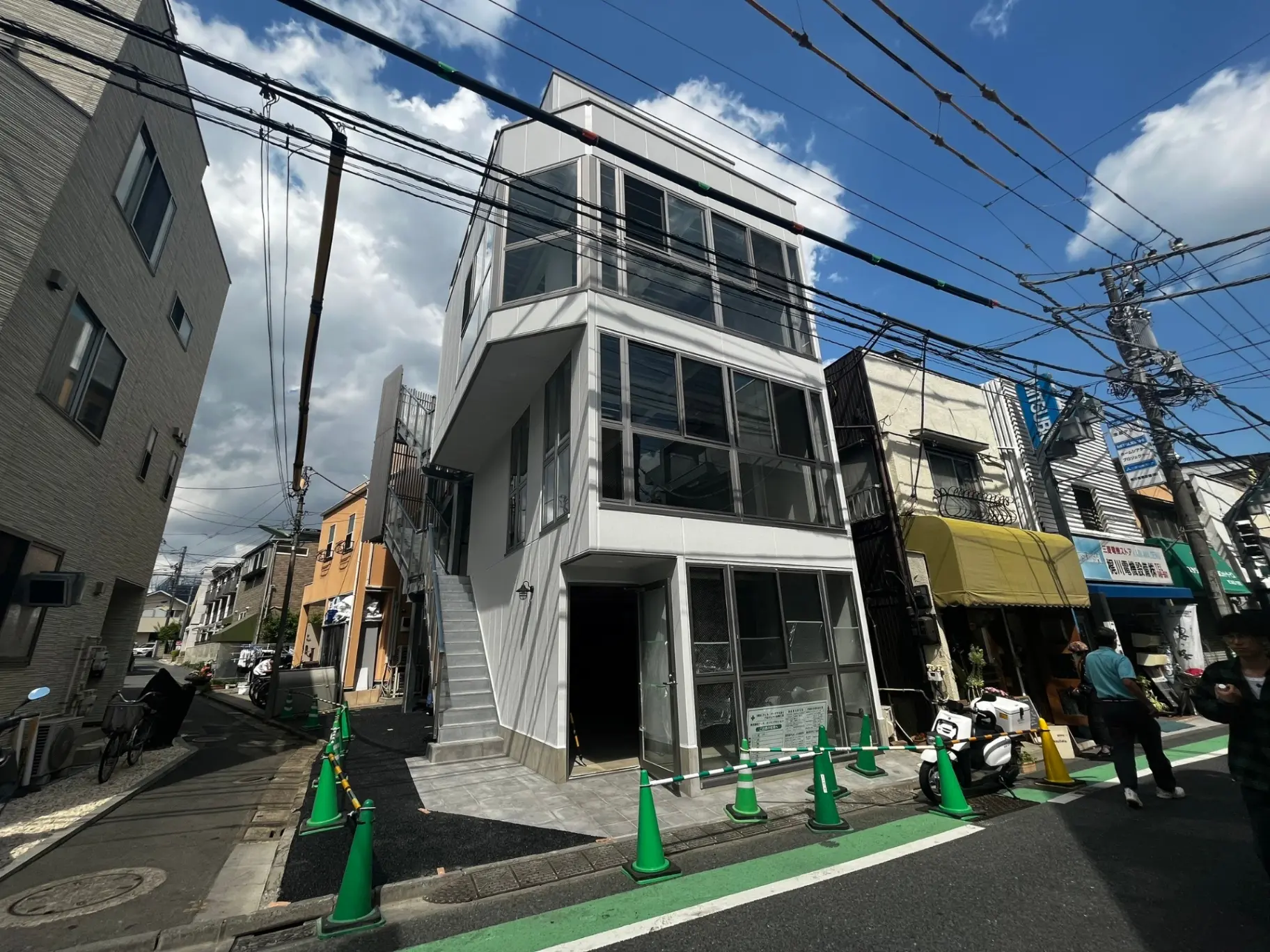 モダンな外観の都市型オフィスビル、ガラス張りのファサード、電線と建物の景色