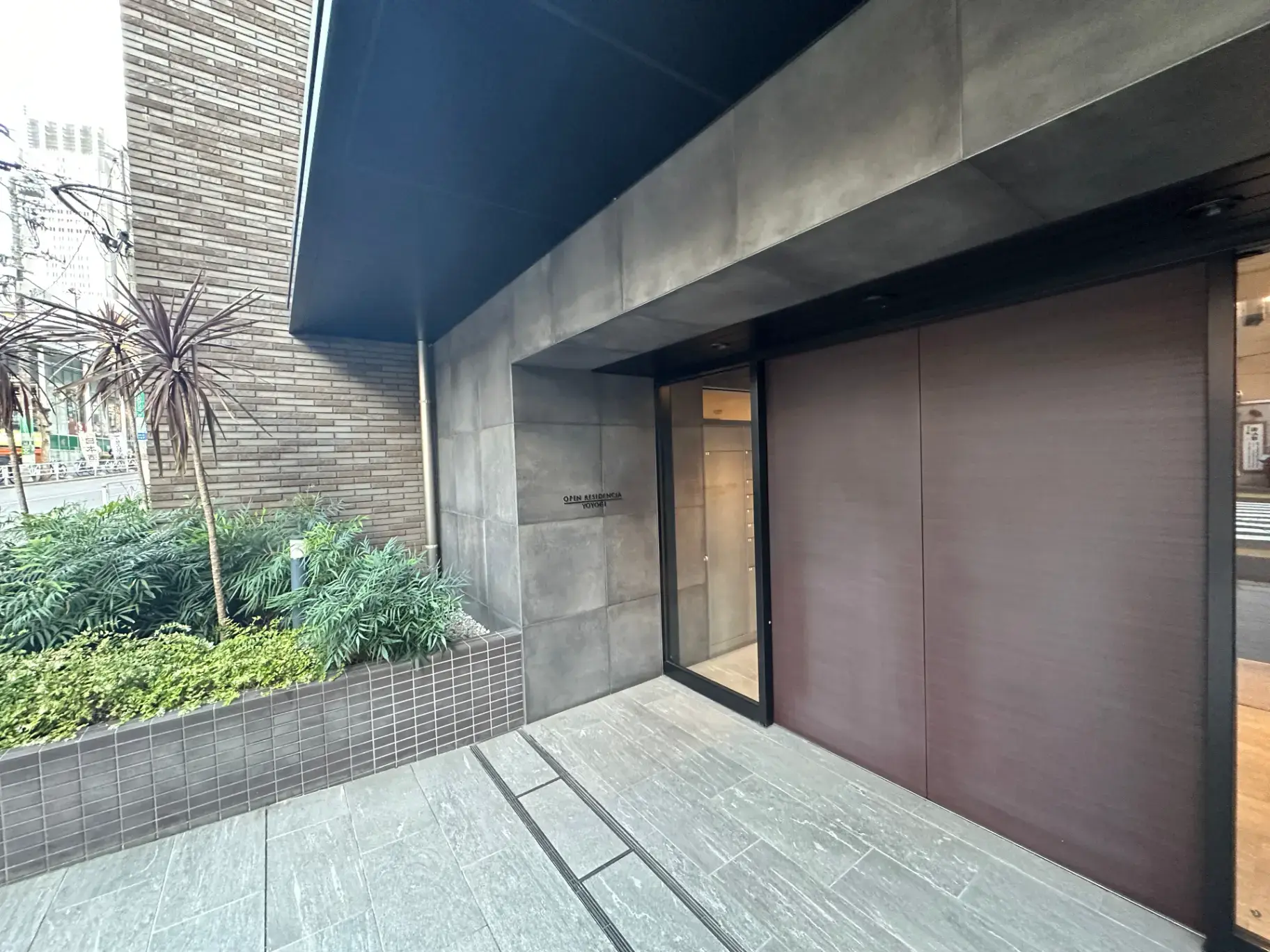 モダンなデザインのエントランス