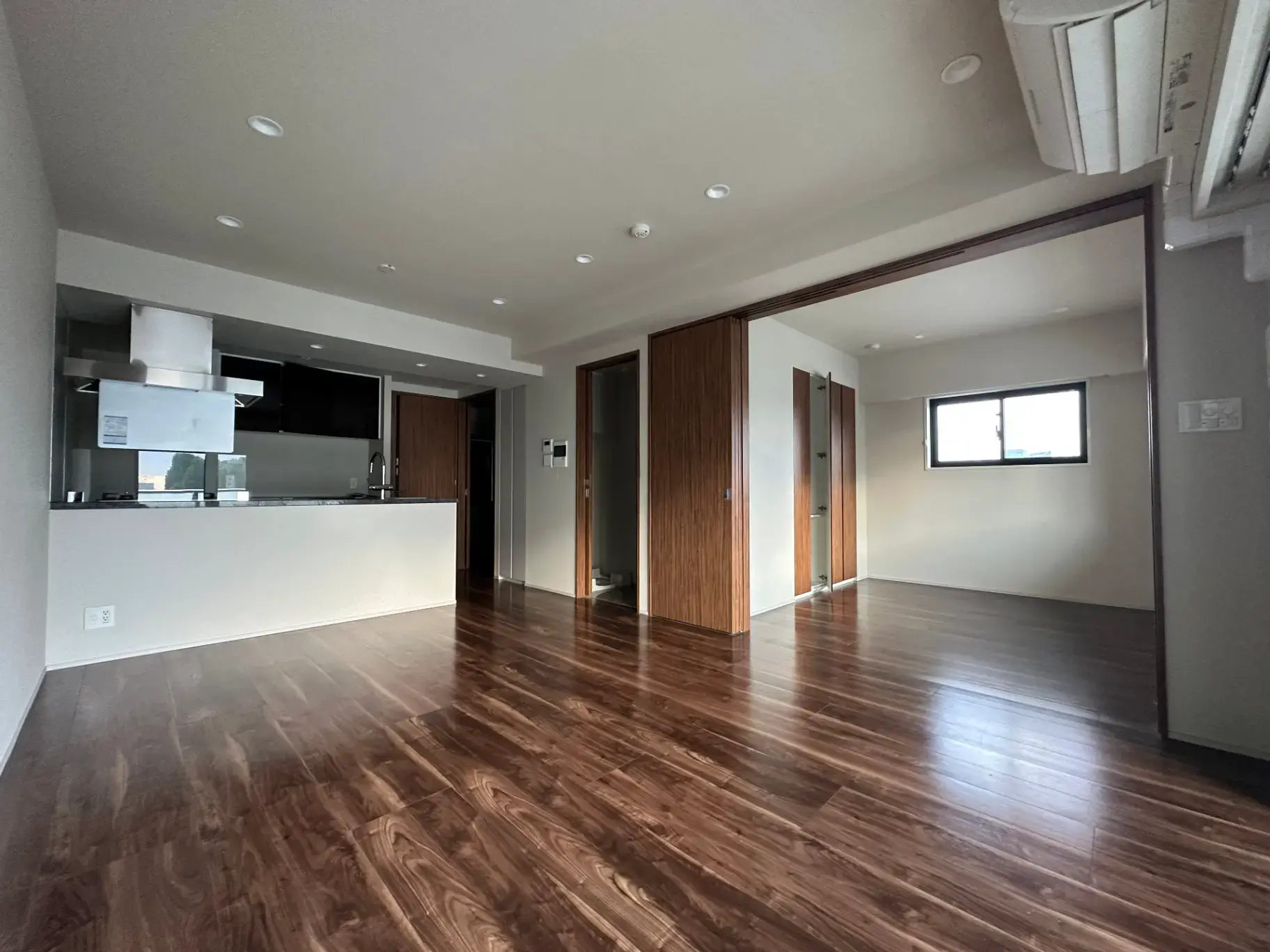 オープンキッチン付きの広々としたリビングルーム