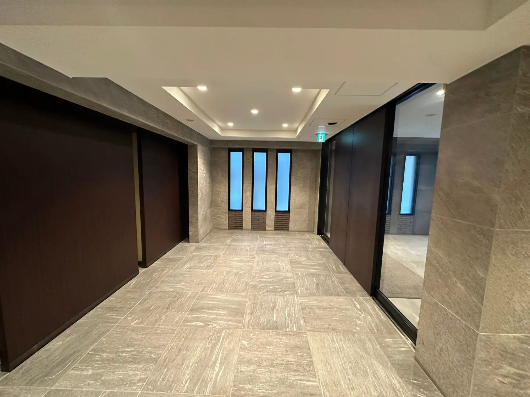 モダンで洗練されたデザインのエントランスホール