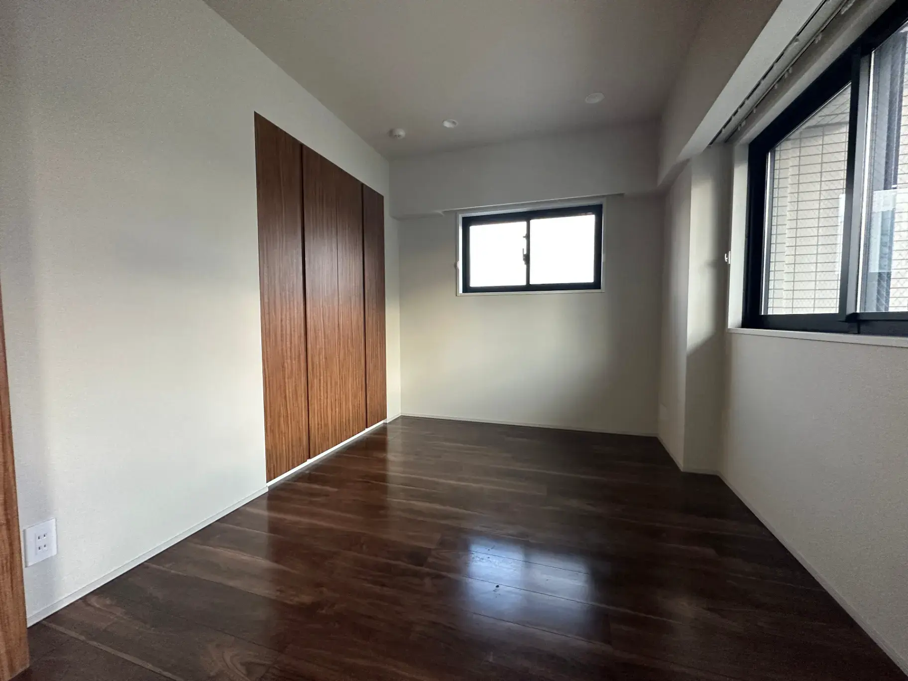 木目調のフローリングが美しい明るい室内