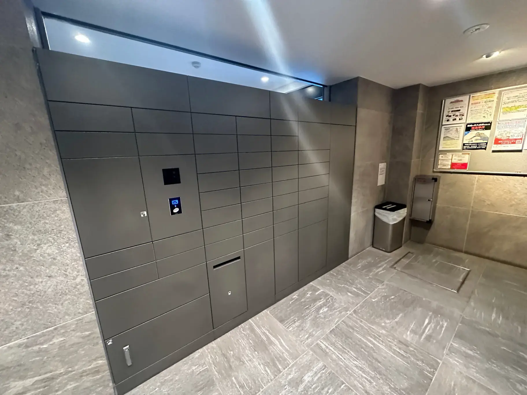 モダンなデザインの宅配ボックス付きエントランスホール