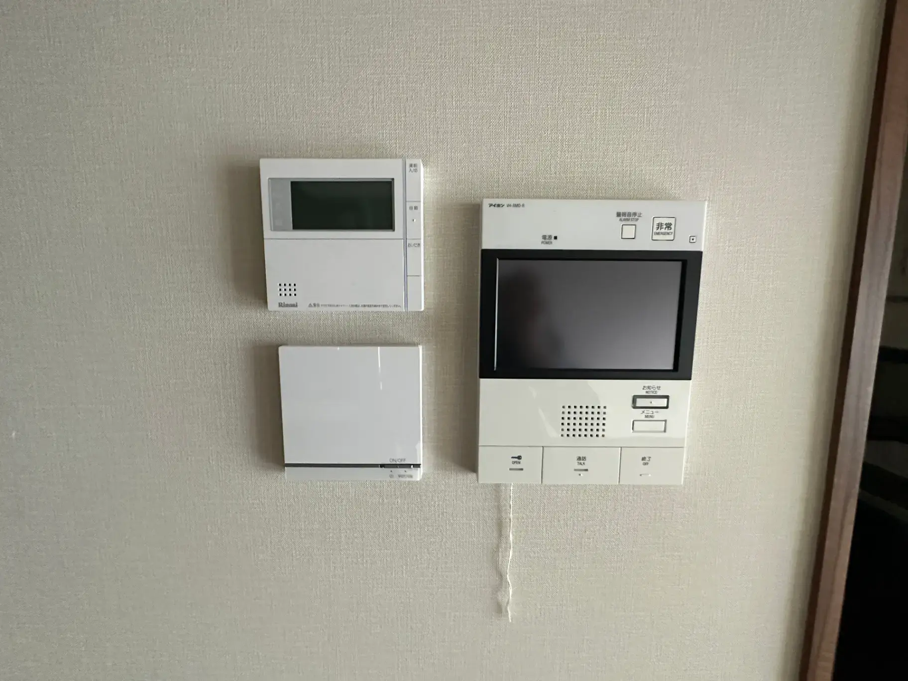 インターホンとセキュリティシステムが備わった壁