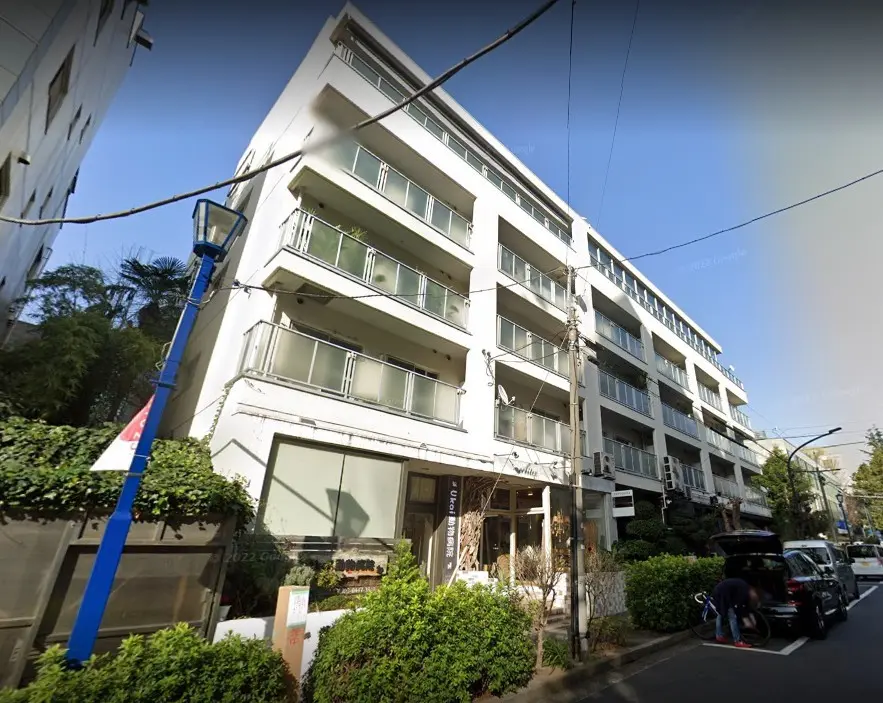 都心にあるモダンなデザインのマンション外観、緑豊かなエントランスと通り沿いの立地