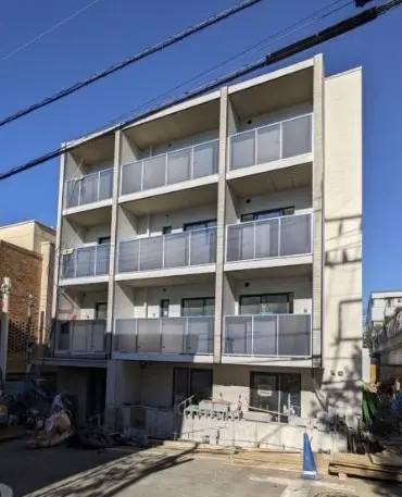 都心のモダンなデザインの賃貸マンション、バルコニー付きの快適な住居