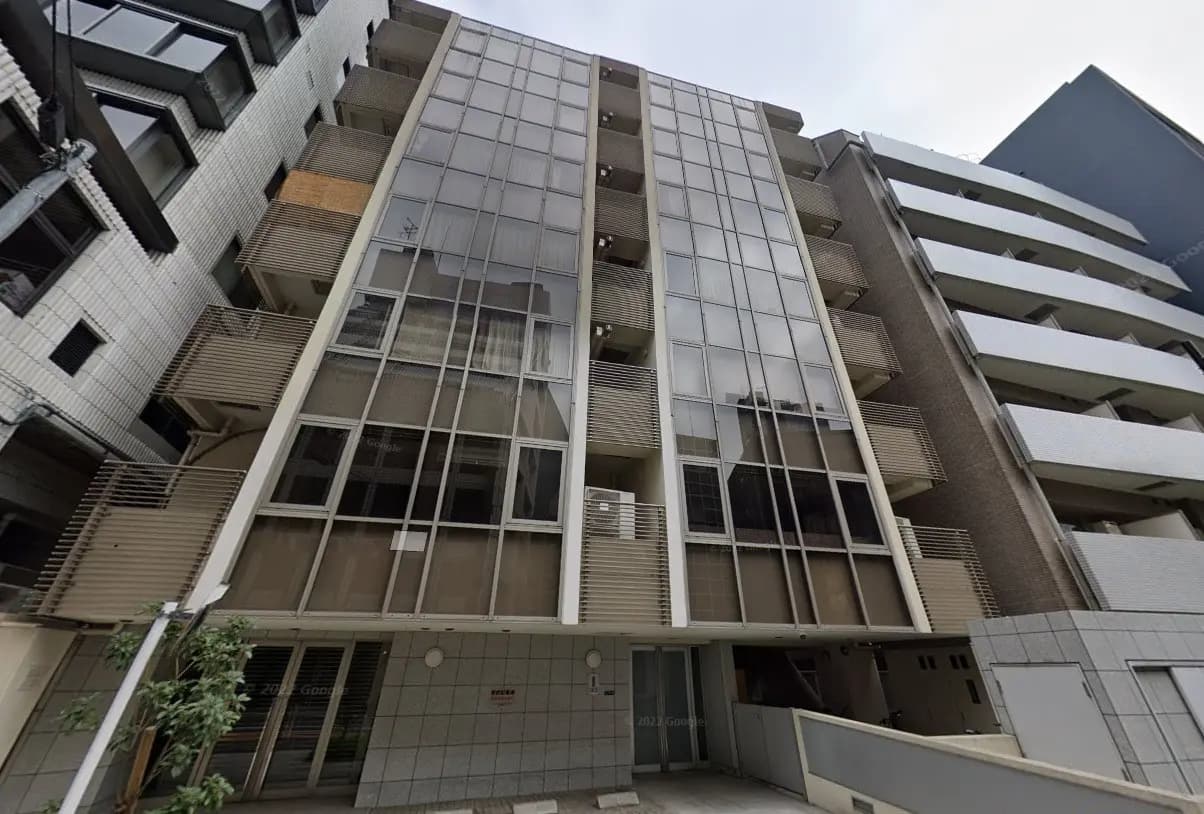 都市の近代的なマンション、ガラスとコンクリートのファサード、バルコニー付きの外観デザイン