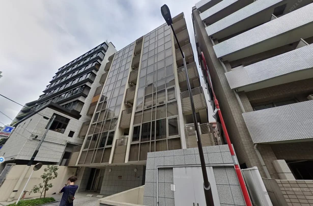 都市の近代的なマンションビル、ガラスと金属の外観デザイン、地元の不動産物件