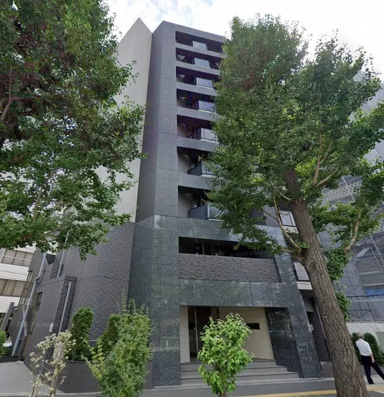 都市型モダンなマンション、グリーンに囲まれた外観、快適な住環境