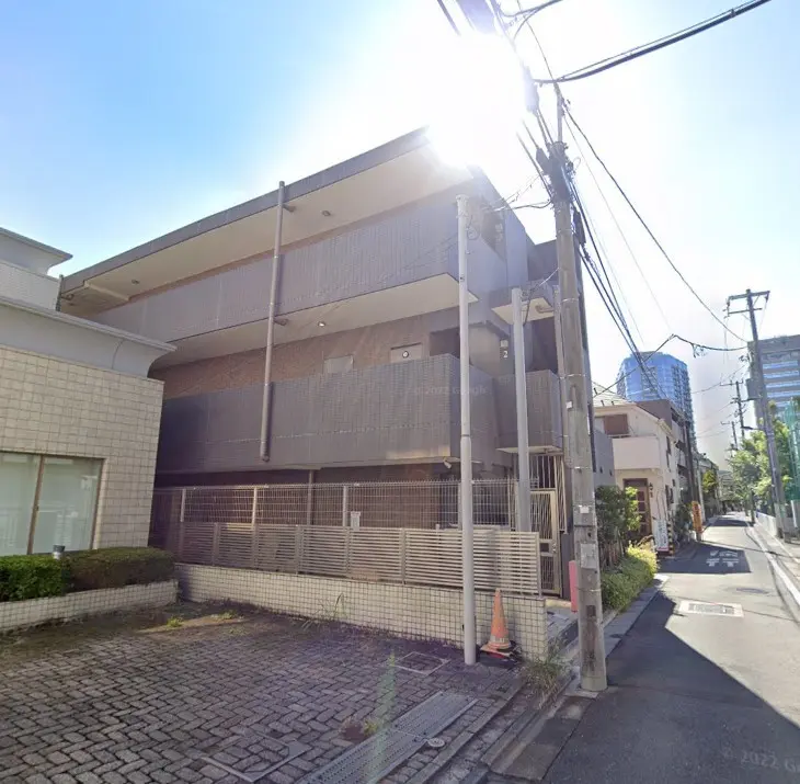 現代的なデザインのアパート外観、日本の住宅街にある綺麗な建物と舗装された道路