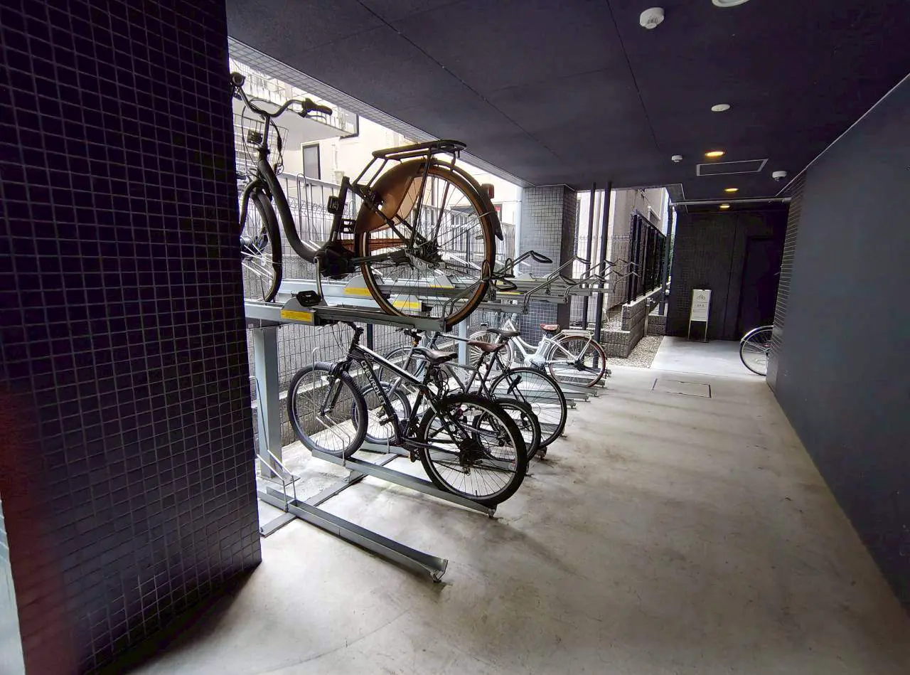- 自転車専用の駐輪場、上段と下段に分かれたラックに複数の自転車が停められている様子