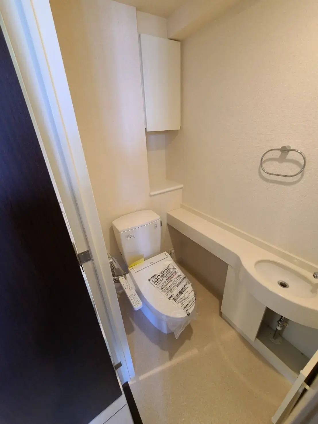 コンパクトな洗面所と組込みトイレの設備