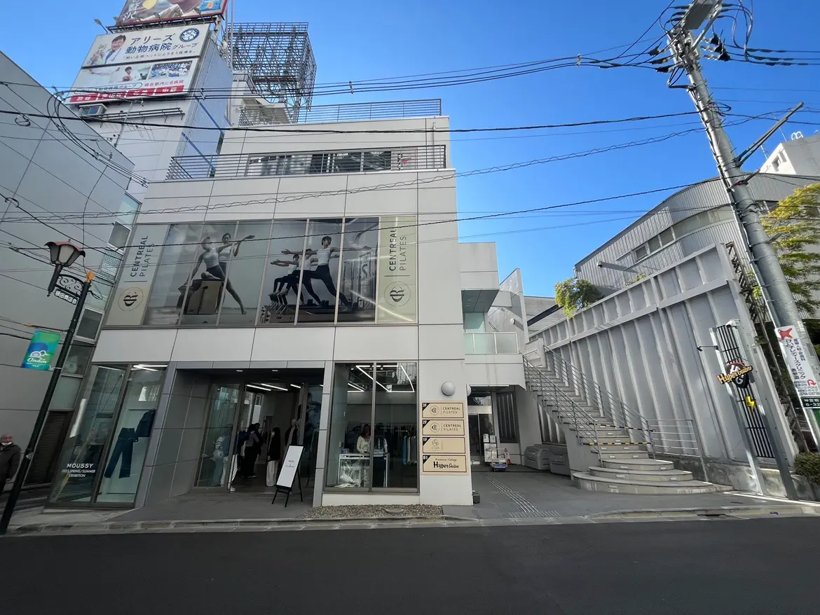 現代的な外観のショッピングモール入り口と隣接する階段付きモダンな建築物、urban street view with shops and unique architecture