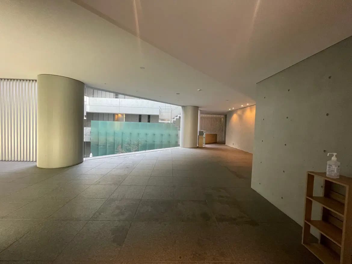 モダンな建築スタイルの広々としたロビー、柔らかな照明と清潔感のあるインテリアデザイン