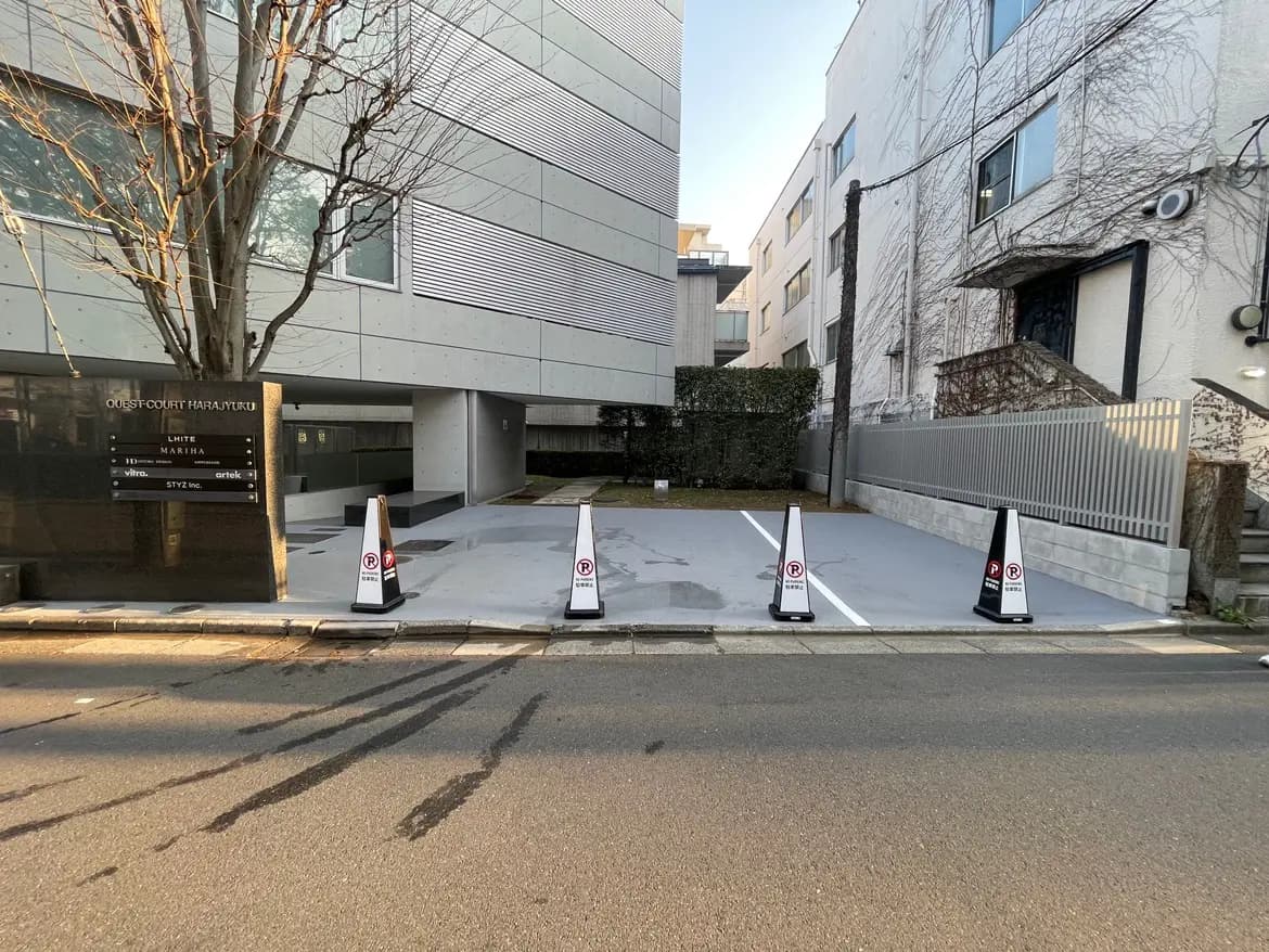 原宿にあるモダンなオフィスビルのエントランス、駐車禁止のコーンが設置されたアプローチ