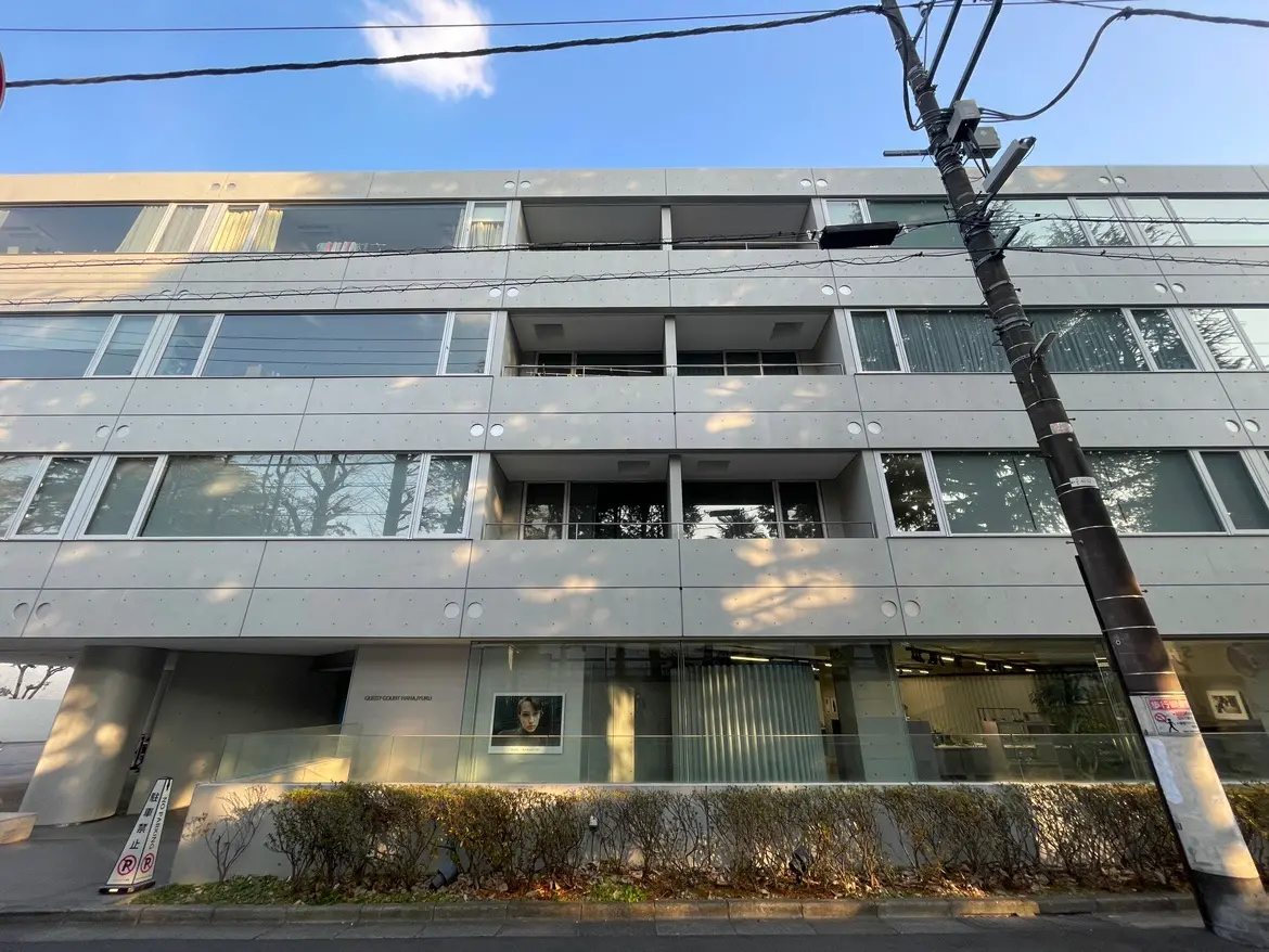 現代的な外観のマンション、ガラス張りのエントランスと窓、都市型住宅デザイン
