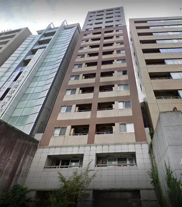 都会の高層マンション、多階層のモダンな外観、ビルの周りにある木々