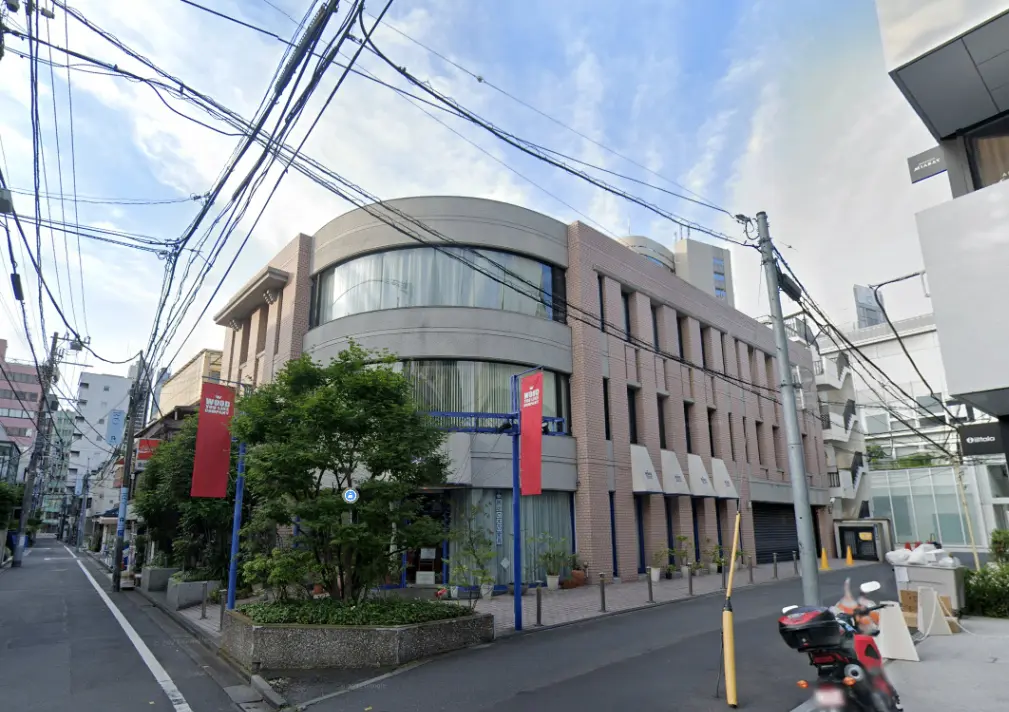 都市の街並み、ビルと電線が交差する景観、路上に駐輪中のバイク