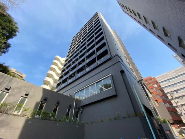 モダンなデザインの都市型マンション外観、晴れた空