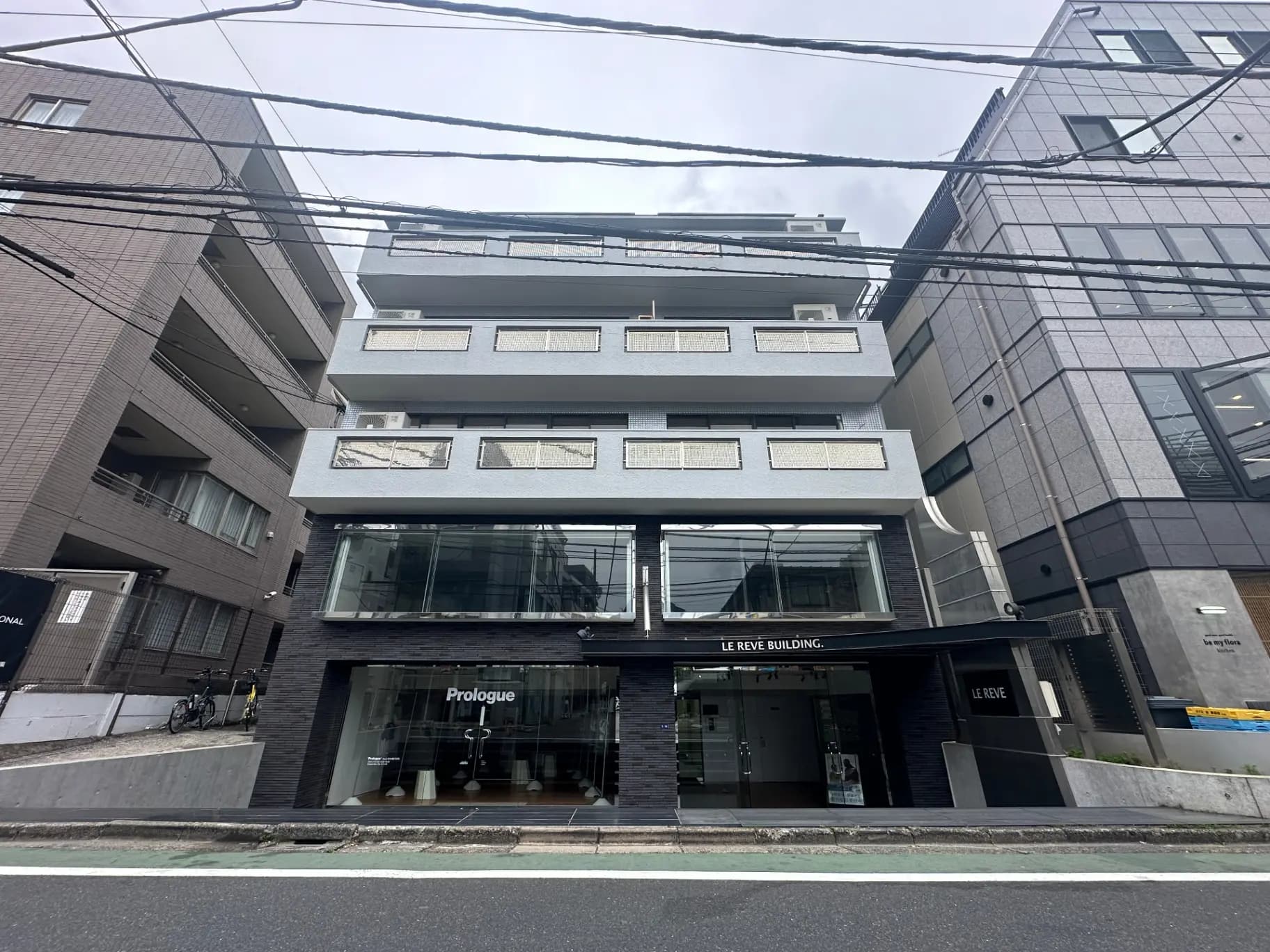 都市部に位置するモダンな外観のオフィスビル、LE REVEビルディングの正面ビュー