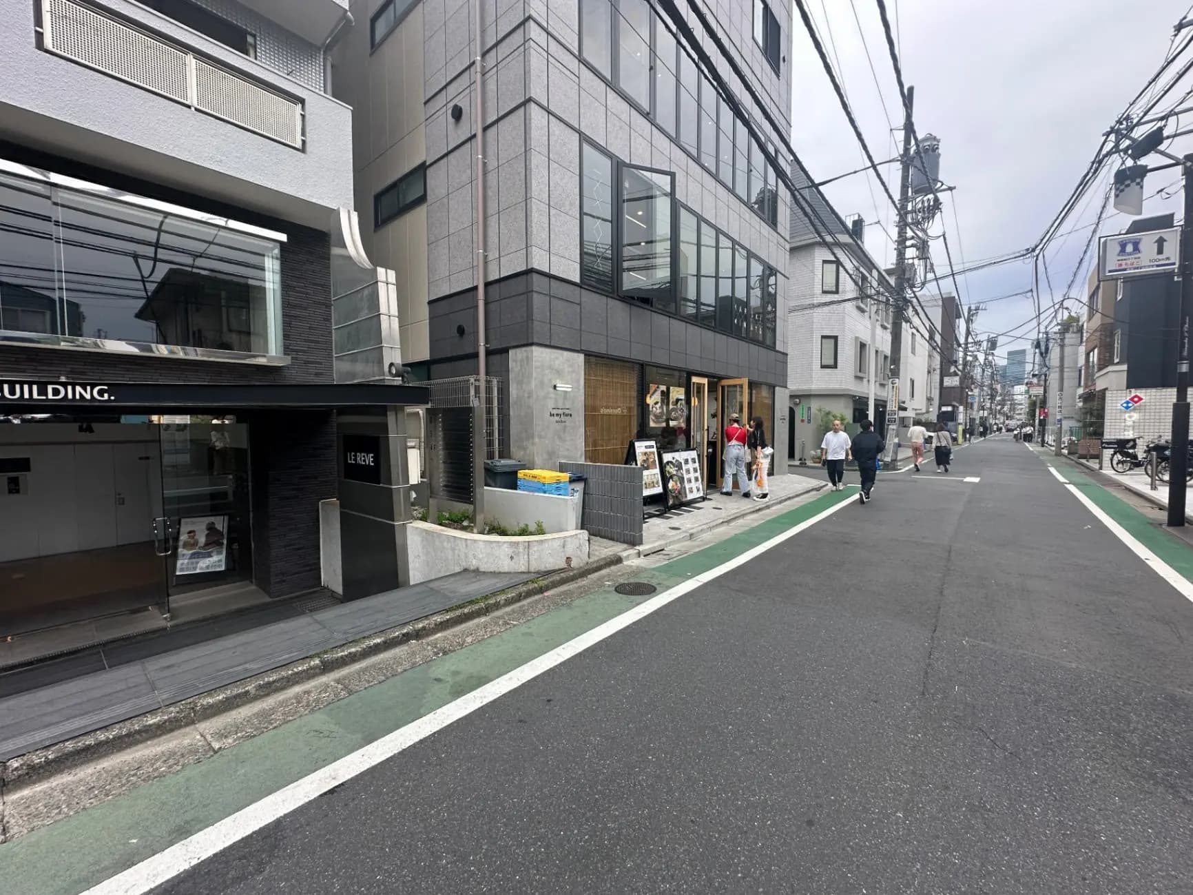 日本の都市部の通り並び、モダンなビルディングと商店、歩行者が行き交う景色