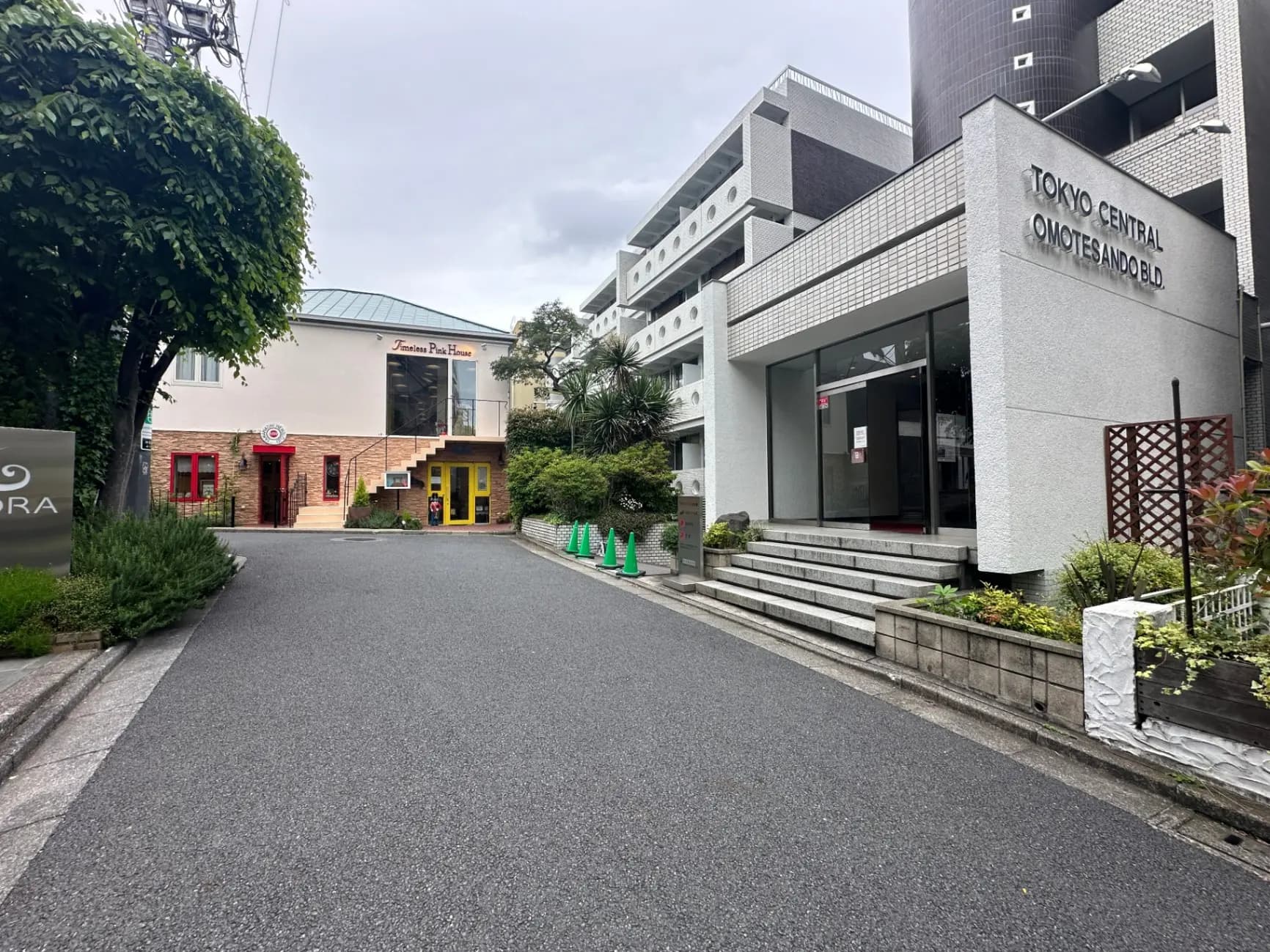 表参道にあるトーキョーセントラル表参道ビルとおしゃれなレストランの外観