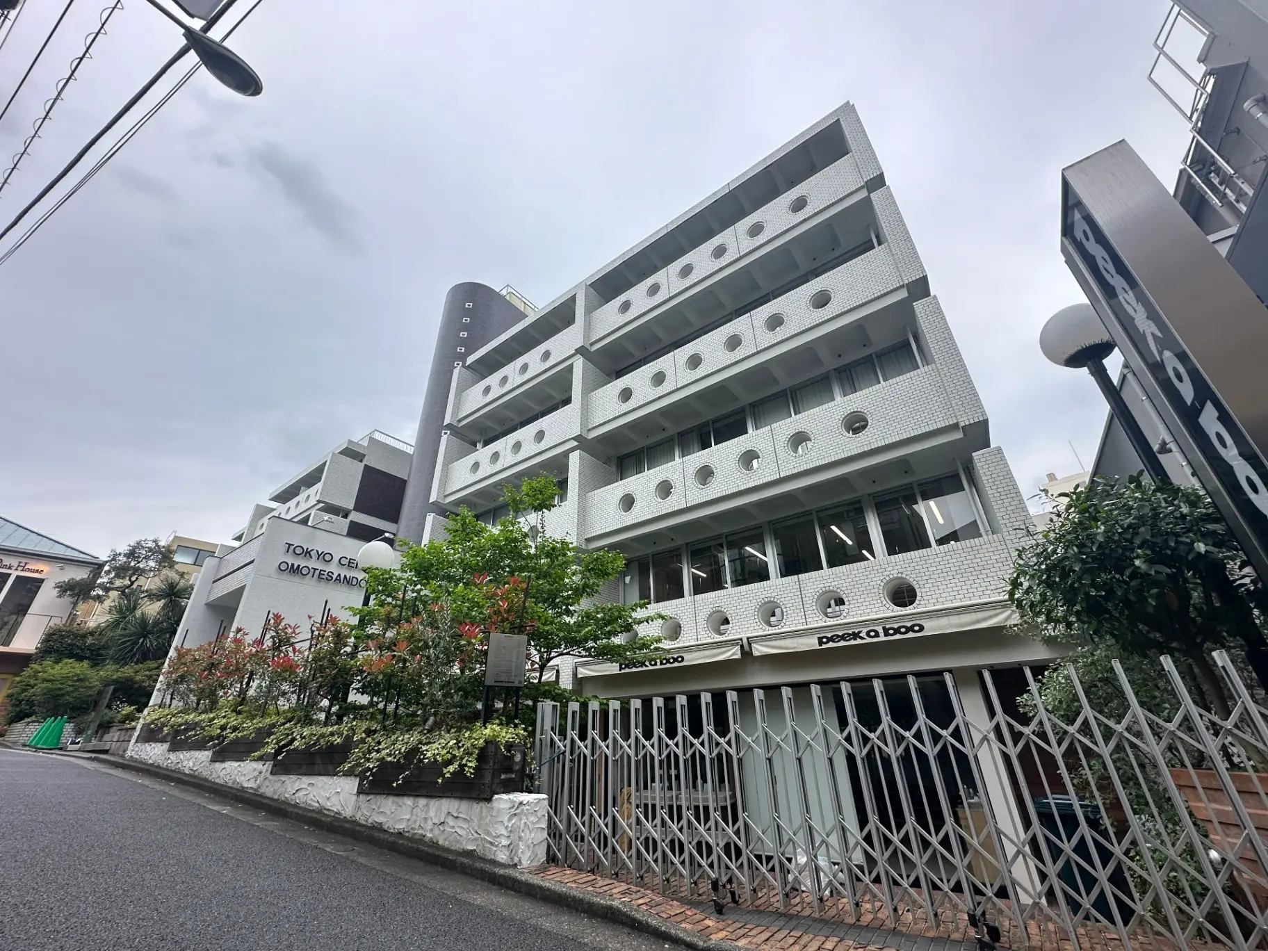表参道にあるモダンデザインのオフィスビル外観、東京CDCクリニックとpeekaboo看板が見える