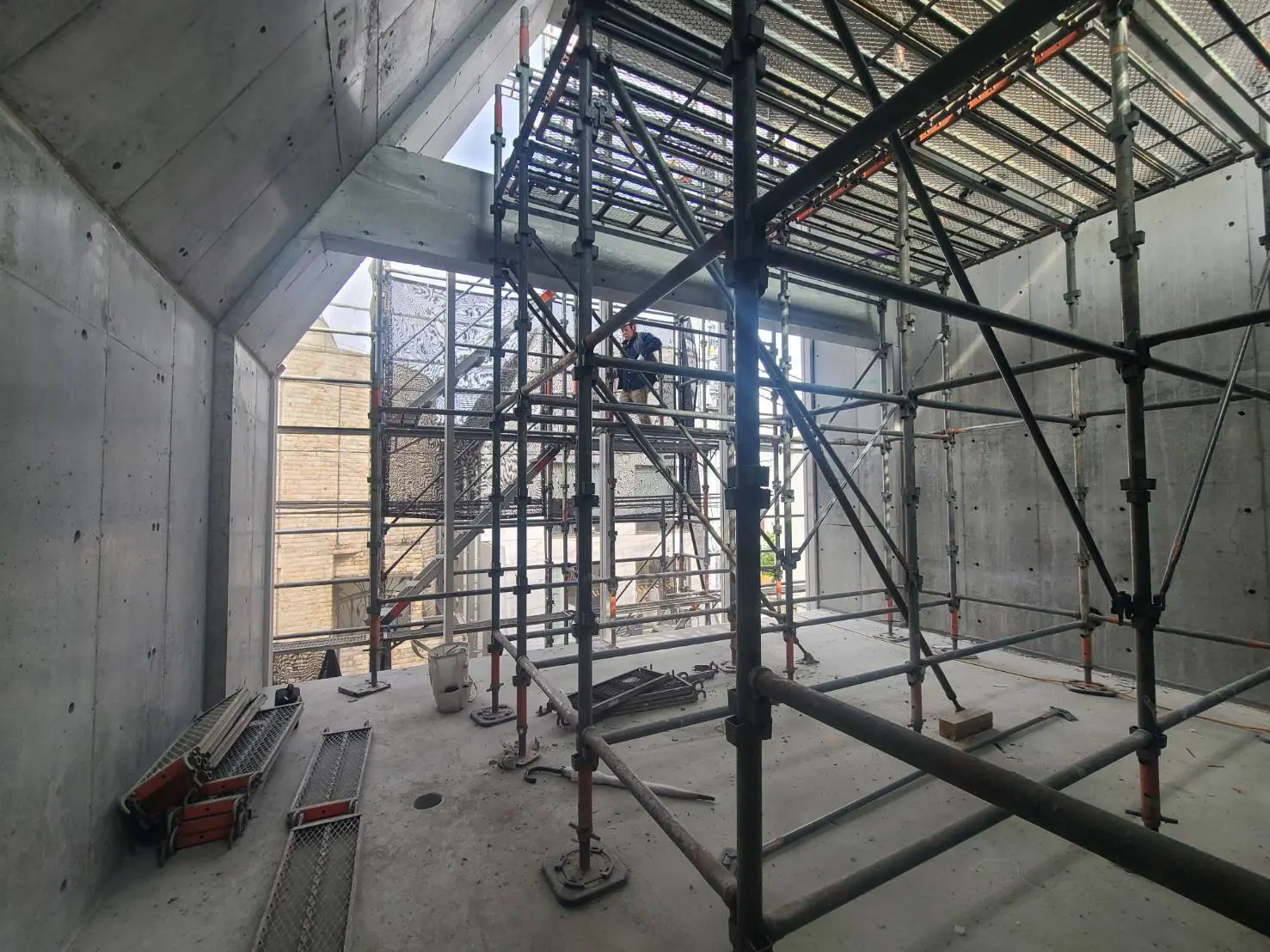 建築現場内部の足場と鉄骨構造、建設作業の進行中