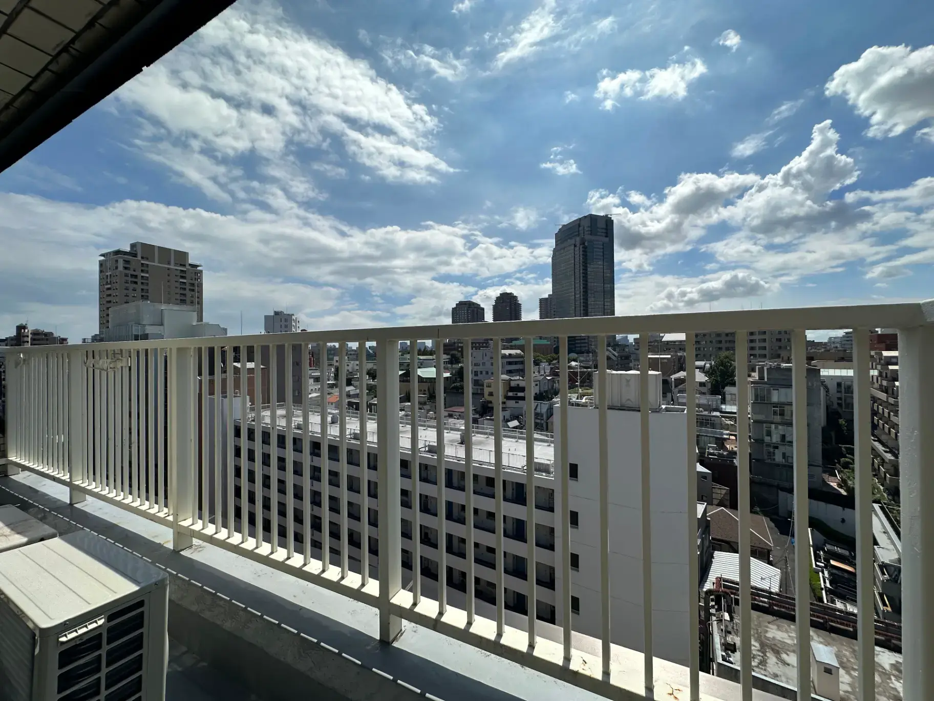 日当たりの良い都市の景観を望むバルコニー