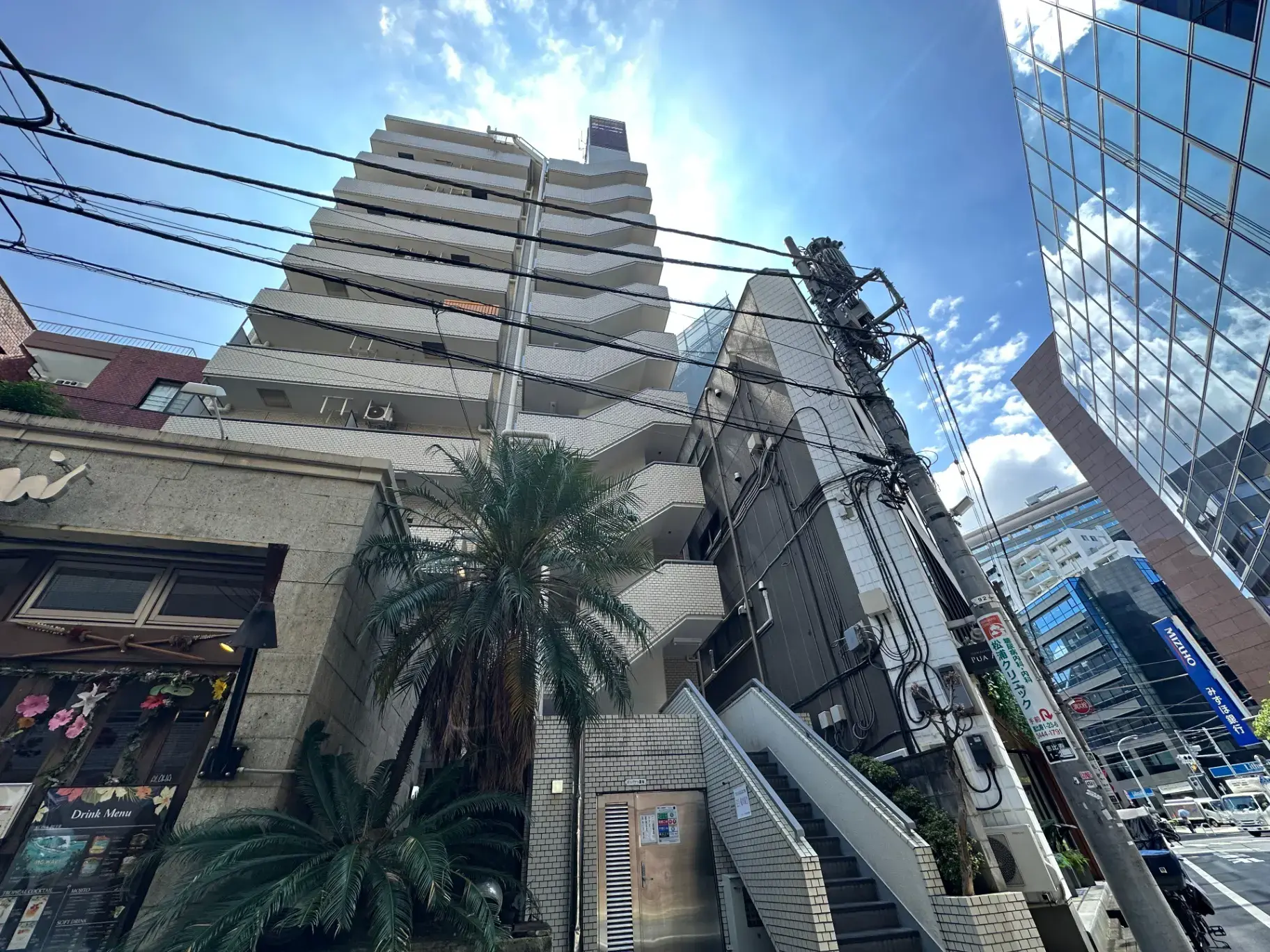 都会の中にある多層ビルの外観、晴れた日の青空