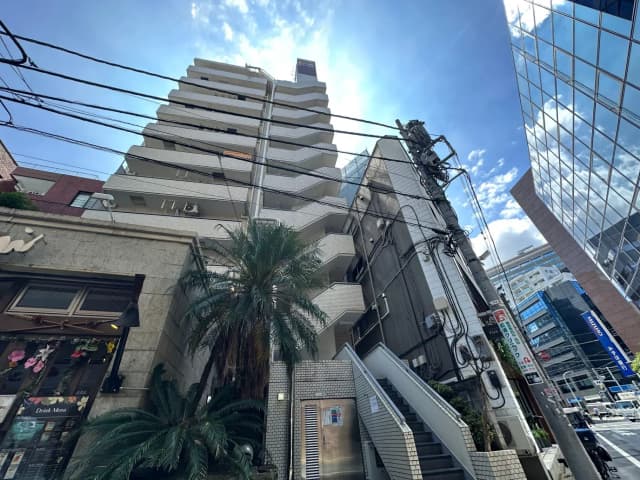 都会の中にある多層ビルの外観、晴れた日の青空