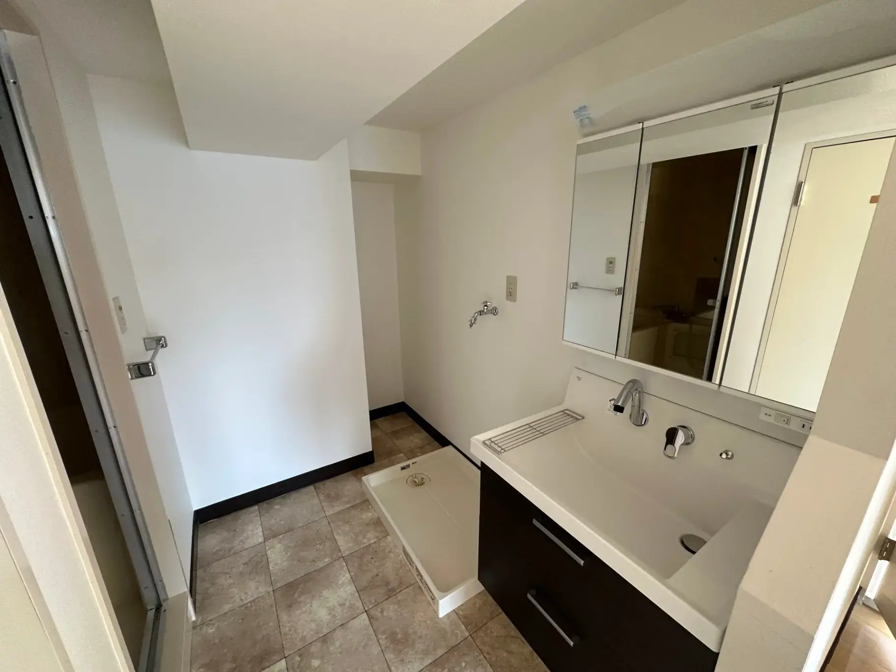 シンプルな洗面所、大きな鏡付き、タイルフロアとモダンなシンク