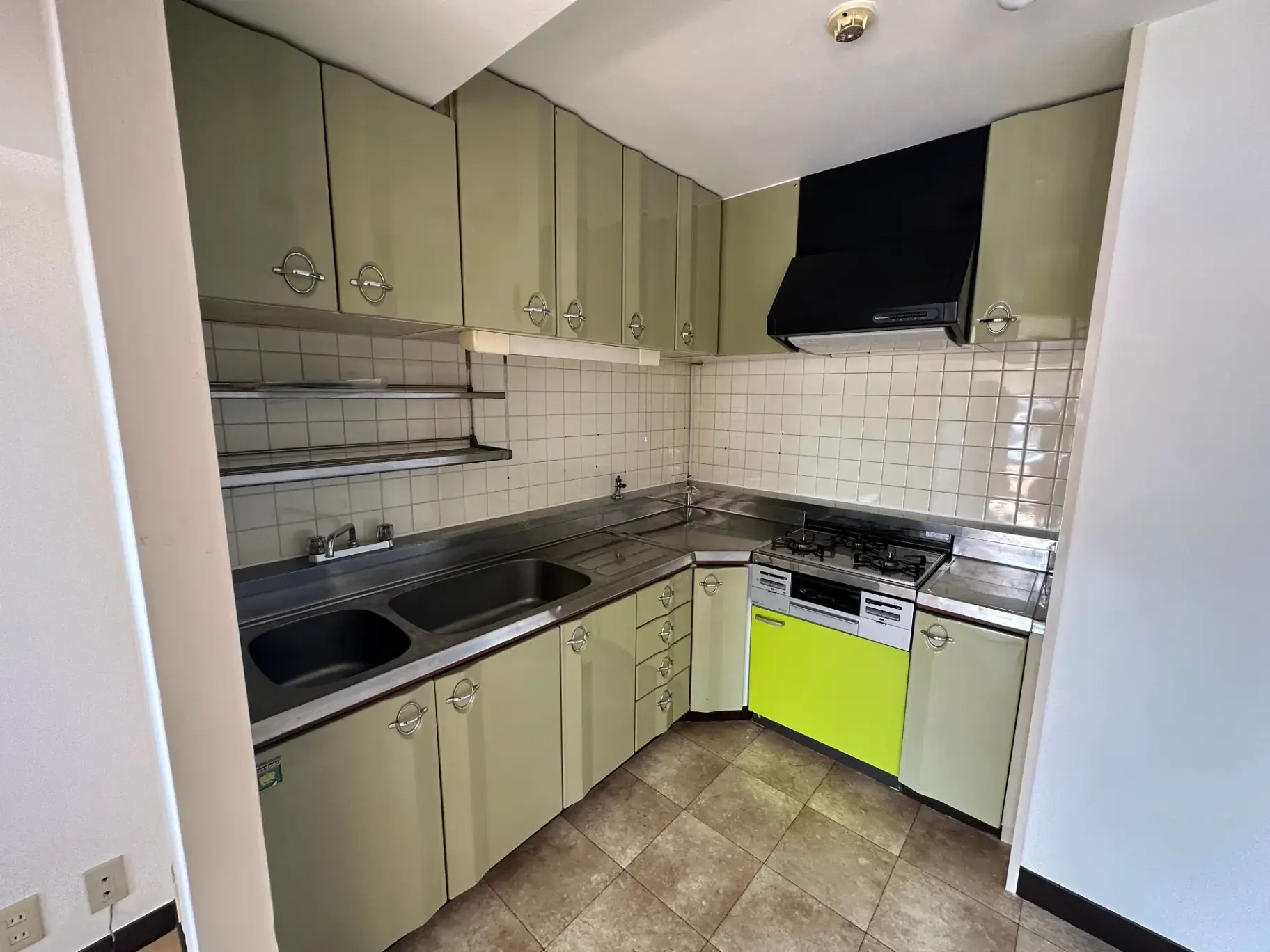 機能的なキッチンスペース、ステンレス製シンクとガスコンロ完備