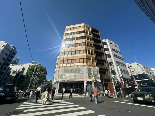 日本の都市風景、交差点での歩行者と車、晴天の下でのビルの外観