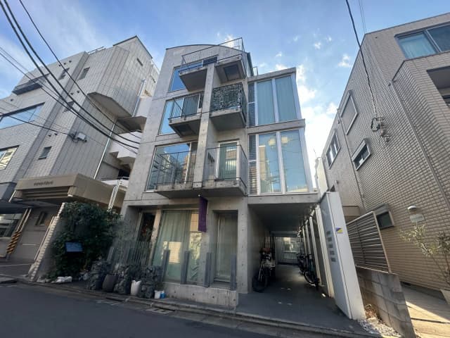モダンなデザインの都市型アパート、ガラス張りのバルコニーとスタイリッシュな外観