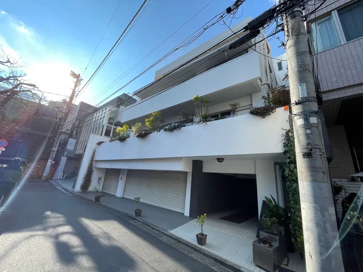 現代的なデザインの都市型住宅、屋外グリーンスペースと駐車場を備えたファサード
