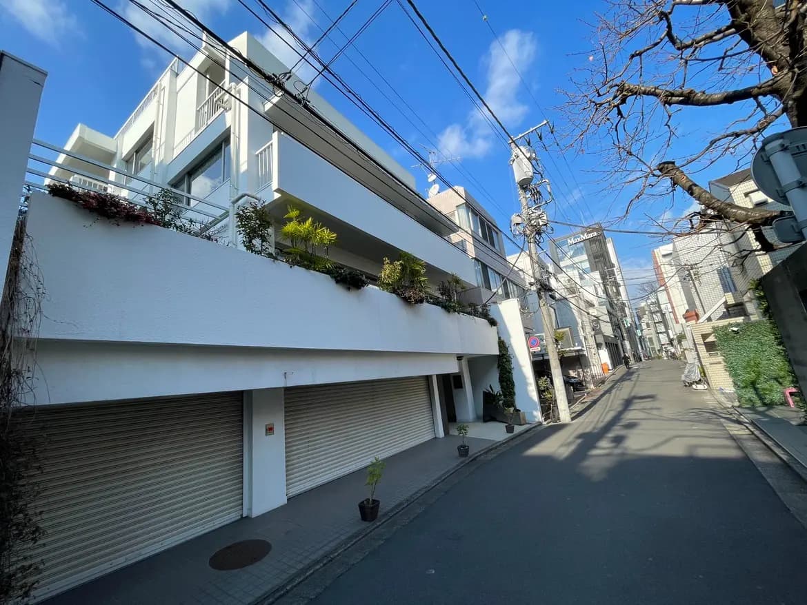 晴れた日の都市風景、モダンな建築の住宅と電線、青空と街路樹